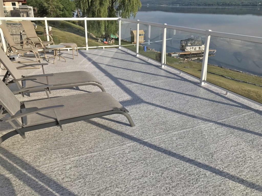 Sundeck with Duradek Quartz Arctic vinyl decking and glass railing with white posts and top rail